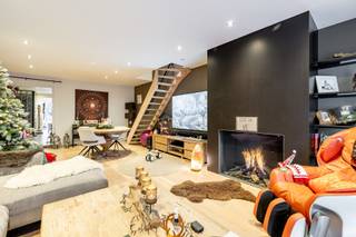 Deze gerenoveerde woning is gelegen in Oud Knokke, op wandelafstand van de winkelstraten.<br /><br />Via de inkomhal met gastentoilet en vestiaire komt u in de open keuken, uitgerust met alle nodige comfort. Aansluitend bevindt zich de eetruimte met toegang tot het terras en de tuin.<br /><br />Verder beschikt de woning over een ruime leefruimte met een aparte eethoek. Op de eerste verdieping bevinden zich drie ruime slaapkamers en een badkamer met inloopdouche en ligbad.<br /><br />Een aangename woning met een praktische indeling en een centrale ligging in Knokke.