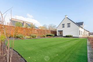 Zeer interessante instapklare gerenoveerde villa in een heel rustige straat doch goed bereikbaar en dicht bij belangrijke invalswegen.Deze ruime...