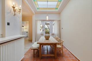 Ruime woning met potentieel<br /><br />toplocatie: zeer gegeerde buurt <br /><br />unieke kans: mogelijkheid om volledig eigen stijl te creëeren<br /><br />Ideaal voor gezinnen of thuiskantoor