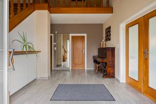 Woning te koop in Halle met grote tuin, uitbreidingsmogelijkheden en EPC C

Doe een bod vanaf 575.000 Euro. Ruime woning gelegen nabij het centrum van Halle, in een rustige en vlot bereikbare buurt. De woning is ingeplant op twee bouwgronden, wat mogelijkheden biedt tot uitbreiding of bijbouw, mits het bekomen van de vereiste stedenbouwkundige vergunningen.

Op het gelijkvloers beschikt de woning over een ruime inkomhal, een apart toilet, toegang tot de garage, een kamer geschikt als bureau of slaapkamer, en een lichtrijke leefruimte aansluitend op de volledig geïnstalleerde keuken, die circa vijf jaar geleden werd vernieuwd. Vanuit de keuken is er toegang tot de grote tuin.

De eerste verdieping omvat vier slaapkamers, een badkamer met bad, douche en dubbele wastafel, en een apart toilet. Daarnaast is er toegang tot de zolder, geschikt voor extra bergruimte of mogelijke verdere inrichting.

Verder beschikt de woning over een kelder.

In de loop der jaren werden renovaties uitgevoerd, waaronder de keuken, badkamer, ramen en isolatie (spouwmuren, vloeren en dak). Verwarming via centrale verwarming op aardgas. EPC-attest: C.

De woning is gelegen dicht bij winkels, scholen en belangrijke invalswegen, en combineert een goede bereikbaarheid met de nabijheid van het centrum van Halle.