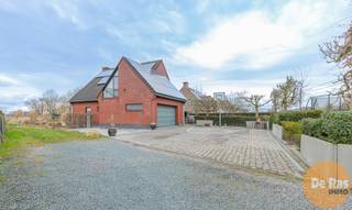 WIEZE - Lichtrijke villa met 5 slpks en 2 bdkmrs en tuin.In een deelgemeente van Lebbeke staat deze moderne en lichtrijke villa. De woning is goed...