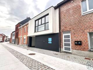 Topgelegen afgesloten garagebox op het gelijkvloers, vlakbij centrum Waregem.Afmetingen bedragen 2,7 m x 6,9 m en de garage beschikt over een...