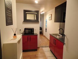 Bemeubelde studio op 100m van het strand, dicht bij het centrum en openbaar vervoer.<br /><br />Inkom, woonkamer met terras, keuken, kamer/slaaphoek met douche en wastafel, apart toilet en een privatieve kelder.<br /><br />Elektriciteit conform - Ideaal als 2e verblijf of investering.<br /><br />EPC: 573 kWh/m² - Label: F<br /><br />Meer info, documenten en virtueel bezoek op www.immodepanne.be