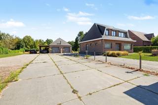 <p><span>Ruime gezinswoning met mooie tuin, magazijn en naastgelegen perceel bouwgrond (2.414m²)</span></p><p><span> </span></p><p><span>Dit betreft een unieke eigendom bestaande uit een instapklare woning, een opslag-/werkplaats van 120ml² + zolder en een naastgelegen perceel bouwgrond met veel mogelijkheden.</span></p><p><span>De woning is uitstekend gelegen vlakbij alle faciliteiten & verbindingswegen en grenst achteraan tevens aan een natuurlijk waterbekken hetgeen zorgt voor een schitterende woonbeleving.</span></p><p><span>De aangename woonsfeer met veel lichtinval, de prima staat van onderhoud en de mooi aangelegde tuin zijn slechts enkele van de vele voordelen.</span></p><p><span> </span></p><p><span>INDELING</span></p><p><span><br />Exterieur:</span></p><p><span> </span></p><p><span>Totale straatbreedte van ca. 37m.</span></p><p><span>Oprit naar de woning & opslagplaats afgesloten met automatische poort. </span></p><p><span>2e oprit, afgesloten met schuifpoort en dienst doende als extra parking (ook geschikt voor zwaardere vervoersmiddelen).</span></p><p><span>De 2e oprit en achterliggende grond = het perceel bouwgrond van de totaal eigendom.</span></p><p><span>Opslagplaats van ca. 120m² + zolder, geschikt voor diverse doeleinden zoals atelier, werkplaats,...</span></p><p><span>Mooi aangelegde tuin met terras en vijvertje.</span></p><p><span>Perceel achteraan grenzend aan mooi natuurlijk waterbekken.</span></p><p><span> </span></p><p><span>Interieur:</span></p><p><span> </span></p><p><span>Gelijkvloers: </span></p><p><span>Riante inkomhal.</span></p><p><span>Lichte woonkamer (41m²) met sierschouw.</span></p><p><span>Aparte keuken met plaats voor eettafel. </span></p><p><span>Sfeervolle veranda (35m²), grenzend aan zowel keuken als woonkamer en met veel interactie tot de tuin.</span></p><p><span>Berging, grenzend aan keuken en ook toegankelijk vanuit zij-inkom.</span></p><p><span>Apart toilet.</span></p><p><span> </span></p><p><span>1e verdieping:</span></p><p><span>3 slaapkamers.<br />4e slaapkamer/kinderkamer of bureau.</span></p><p><span>Badkamer met bad/douchecombinatie, lavabo en toilet.</span></p><p><span> </span></p><p><span>Zolder:</span></p><p><span>Ruime bergzolder.</span></p><p><span> </span></p><p><span>EXTRA</span></p><p><span>Unieke eigendom met zeer veel mogelijkheden.</span></p><p><span>Geschikt voor verschillende doeleinden.</span></p><p><span>Geafficheerde vraagprijs inclusief bouwgrond.</span></p><p><span>ALU ramen met dubbele beglazing.</span></p><p><span>Automatische rolluiken aanwezig.</span></p><p><span>Airconditioning aanwezig.</span></p><p><span>12 zonnepanelen.</span></p><p><span>CV via stookolie.</span></p><p><span> </span></p><p><span>In onberispelijke staat van onderhoud waardoor er geen dringende & noodzakelijke aanpassingen nodig zijn.</span></p><p><span>Schitterende locatie zowel met het oog op wonen als uitoefening zelfstandig beroep. </span></p><p><span>Vlakbij alle faciliteiten.</span></p><p><span>Zeer vlotte mobiliteit.</span></p><p><span> </span></p><p><span>Absolute topper in zijn klasse, contacteer ons voor meer informatie of een bezoek.</span></p><p><span> </span></p><p><span>Wg - Vg - Gvv - Gvkr - Gdv</span></p><p><span> </span></p><p><span> </span></p><p><span> </span></p>