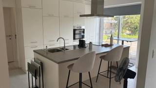 Bent u op zoek naar een ruim en lichtrijk appartement op een centrale ligging in Veurne? <br /><br />Dit verzorgde duplexappartement op de eerste verdieping, gelegen aan de Astridlaan, combineert comfort, ruimte en een uitstekende bereikbaarheid. U woont op wandelafstand van het centrum, winkels, horeca, scholen en openbaar vervoer, terwijl u tegelijk geniet van een rustige woonomgeving.<br /><br />Het appartement beschikt over een ruime en lichtrijke leefruimte, een vernieuwde moderne keuken, twee volwaardige slaapkamers en een badkamer met douche. <br /><br />Aansluitend aan de keuken bevindt zich een gezellig zonnig terras, ideaal om te genieten van een kop koffie of een rustige avond buiten. Doordat er geen lift aanwezig is, zijn er bovendien geen syndickosten.<br /><br />De woning is vrij vanaf 1 oktober, maar kan in overleg reeds vanaf 1 augustus beschikbaar zijn.<br /><br />Interesse? Aarzel niet om ons te contacteren en plan snel uw bezoek in, via Marie ! 💚 Bezoek onze website voor meer informatie<br /><br />