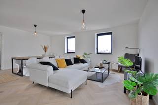 Welkom in dit uitzonderlijke appartement met een ongeëvenaard <strong>panoramisch uitzicht </strong>over de Grote Markt van Ronse – een zeldzame combinatie van luxe, ruimte en locatie die een waar penthousegevoel creëert.<br /><br />Gelegen op de vierde verdieping van de recente residentie Obelisk, ervaart u hier een unieke vorm van wonen waar licht, elegantie en verfijning centraal staan. Het <strong>prachtige terras van 42 m²</strong>, waar u geniet van een adembenemend vergezicht over de glooiende Vlaamse Ardennen en de Grote Markt van Ronse.<br /><br /><strong>Indeling: </strong>De stijlvolle inkomhal verwelkomt u in een indrukwekkende leefruimte, die naadloos aansluit bij de geïntegreerde keuken. Verder beschikt het appartement over een praktische berging, een gastentoilet, twee badkamers en maar liefst <strong>4 slaapkamers</strong> die rust en privacy garanderen. <br /><br /><strong>Troeven:</strong>
<ul>
	<li>Vier ruime slaapkamers met optimaal comfort</li>
	<li>Bewoonbare oppervlakte van ca. 155 m²</li>
	<li>Absolute topligging op de Grote Markt van Ronse</li>
	<li>Riant zonneterras van 42 m² met panoramisch uitzicht</li>
	<li>Mogelijkheid tot aankoop van een ondergrondse parkeerplaats</li>
</ul>
Dit appartement is meer dan een woonst – het is een levensstijl, waar luxe en rust elkaar ontmoeten in een unieke setting.<br />Interesse? Contacteer Kyamo De Smet via 0479 06 13 71