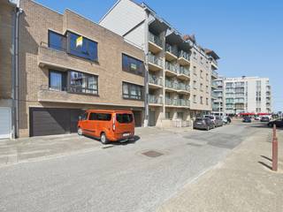 Ontdek dit prachtig gelegen 2-slaapkamerappartement te Koksijde Sint-Idesbald. Gelegen op de 2e verdieping van de kleinschalige residentie Myriam, op 150m van het strand en vlakbij openbaar vervoer en de winkelstraat. <br /><br />Dit op te frissen / te renoveren appartement beschikt over een ruime open inkom, lichtrijke leefruimte met klein balkon. Aansluitend is er de open keuken, een apart toilet, badkamer met ligbad en douche en 2 ruime slaapkamers. <br /><br />Mogelijkheid tot het bijkopen van privé-staanplaats in het gebouw ertegenover maakt het plaatje compleet, waardoor u zorgeloos kunt genieten van uw nieuwe thuis / verblijf, op een toplocatie met nabijheid tot het strand en de voorzieningen van Koksijde Sint-Idesbald.<br /><br />Mis deze unieke kans niet en contacteer ons voor een bezoek tel. 058 622 815. <br /><br />De vermelde prijs is een richtprijs, elk bod hoger of lager dan deze prijs wordt voorgelegd aan de eigenaar die zich het recht voorbehoudt om dit te aanvaarden of te weigeren. <br /><br />EPC: 171 kWh/m² - UC: 3838022 (KLASSE B - GEEN RENOVATIEPLICHT) - (Gvg, Wg, gmo, Gvkr, Gvv) - Ref. NI27493