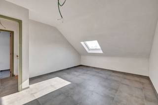 Voor meer info of een bezoek, bel 053 59 49 34 - In het centrum van Aalst bevindt zich dit charmevol nieuwbouwproject “De Kluys”. Deze toplocatie biedt u de kans om in het centrum te wonen, zonder de drukte te ervaren (eenrichtingsstraat). Binnen dit project worden er 13 entiteiten ontwikkeld, bestaande uit zowel éénslaapkamer, tweeslaapkamer als drieslaapkamer/penthouse appartementen. Deze <strong>BEN-appartementen</strong> zijn voorzien van warmtepomp, luchtdichte isolatie, vloerverwarming en zonnepanelen! De hoogwaardige materialen waarmee uw appartement wordt afgewerkt, kan nog naar eigen smaak worden gekozen! Aan de achterzijde van het gebouw bevinden zich de autostaanplaatsen of carports. <br /><br /><strong>*Prijs vermeld in de advertentie betreft prijs excl. BTW en kosten.</strong>