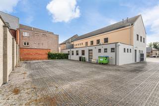 Dit ruim en uitstekend onderhouden handelspand/kantoorgebouw (momenteel verhuurd) is ideaal gelegen aan de Aarschotsesteenweg te Wezemaal,...