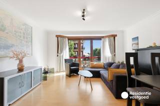 Ontdek dit aangename 2-slaapkamerappartement in het centrum van Wenduine, op wandelafstand van winkels, horeca, het strand en de zeedijk. Bij het binnenkomen wordt u verwelkomd in de inkomhal die toegang geeft tot de verschillende ruimtes van het appartement. <br /><br />De lichtrijke woonkamer vormt het hart van de woning en biedt een gezellige leefruimte met grote ramen die zorgen voor een aangename natuurlijke lichtinval. Aansluitend bevindt zich de volledig ingerichte keuken, voorzien van alle nodige toestellen voor dagelijks comfort.<br />Het appartement beschikt verder over twee slaapkamers, een badkamer uitgerust met een dubbel lavabomeubel en ligbad met douchevoorziening, een afzonderlijk toilet en een praktische berging met aansluiting voor een wasmachine. <br /><br />Een absolute troef van deze eigendom is zonder twijfel het ruime en zonnige terras van 17,54 m². <br /><br />Gebouwd in 1991 en voorzien van elektrische verwarming, biedt dit appartement een uitstekende opportuniteit voor wie op zoek is naar een vaste woonplaats, een tweede verblijf aan de kust of een interessante investering. Een verzorgde eigendom met een uitstekende ligging en een heerlijk terras, ideaal voor wie wil genieten van het leven aan zee in het charmante Wenduine.<br /><br />EPC: 281 kWh/m² - Label C