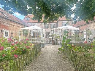 Voor meer informatie of een bezoek, bel Anne De Block via 0471380036 of via anne@ocvastgoed.beDit feeëriek handelspand met aansluitende woonst...