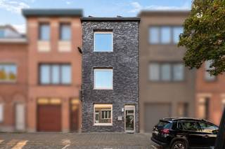 Welkom in deze verrassend ruime en volledig gerenoveerde (2017) woning, gelegen in de gezellige Groenenhoek, een geliefde en gezinsvriendelijke woonwijk in Berchem. Hier geniet u van een rustige, gemoedelijke buurt met alle voordelen van het stadsleven binnen handbereik.<br />De ligging combineert een aangename woonomgeving met een uitstekende bereikbaarheid. Scholen, buurtwinkels, supermarkten en openbaar vervoer bevinden zich vlakbij, terwijl ook het centrum van Antwerpen en de belangrijkste invalswegen vlot bereikbaar zijn. Voor een ontspannende wandeling of een moment in het groen liggen het Boekenbergpark en het Brilschanspark op korte afstand.<br /><br />Deze voormalige bakkerij werd in 2017 grondig gerenoveerd en omgevormd tot een comfortabele, energiezuinige woning waar ruimte, hedendaagse technieken en een praktische indeling centraal staan.<br /><br />Indeling van de woning:<br />Via de inkomhal met vestiaire en gastentoilet betreedt u de woning. Hier bevindt zich eveneens de ruime personenlift, die het gelijkvloers met de twee bovenliggende verdiepingen verbindt en zo extra comfort biedt voor personen met een beperkte mobiliteit.<br />De royale leefruimte is opgedeeld in een gezellige tv-hoek aan de voorzijde en een ruime eetkamer met aansluitend de open leefkeuken achteraan.<br />De keuken vormt het hart van de woning en is uitgerust met talrijke opbergkasten en alle nodige toestellen. Een echte blikvanger is het vijfpits inductiefornuis met verschillende ovens en een warmhoudvak. In de bergkasten zijn bovendien aansluitingen voorzien voor een wasmachine en droogkast.<br />Vanuit de eetkamer en keuken geniet u van een aangename verbinding met de stadstuin, die via de leefruimte rechtstreeks toegankelijk is.<br /><br />Eerste verdieping:<br />Op de eerste verdieping bevinden zich twee ruime slaapkamers.<br />De slaapkamer aan de achterzijde beschikt over een eigen dressing en toegang tot een aangenaam terras. De tweede slaapkamer is eveneens ruim en beschikt over een praktische bergruimte.<br />De comfortabele badkamer is uitgerust met een luxueus jetstreambad, een grote inloopdouche en een badkamermeubel. Op de nachthal bevindt zich een afzonderlijk toilet.<br /><br />Tweede verdieping:<br />Via de trap of lift bereikt u de tweede verdieping, waar zich nog eens twee ruime kamers bevinden.<br />De grootste kamer, gelegen aan de achterzijde, biedt verschillende mogelijkheden. Dankzij de reeds aanwezige aansluitingen kan hier een tweede badkamer of zelfs een kitchenette worden ingericht. Bovendien bestaat de mogelijkheid om een ruim terras te creëren.<br />De vierde slaapkamer bevindt zich aan de voorzijde.<br />Deze verdieping leent zich uitstekend voor opgroeiende kinderen, een thuiswerkplek of een meer zelfstandige woonruimte voor een inwonend familielid.<br /><br />Buitenruimte:<br />De zuidoostgerichte stadstuin vormt een aangename plek om in alle rust van het buitenleven te genieten.<br />Het terras van ca. 20 m² biedt voldoende ruimte voor een gezellige lounge- of eethoek. De fraaie muurbekleding creëert een verrassend gevoel van diepte en een panoramische uitstraling.<br />Achteraan bevindt zich bovendien een praktisch tuinhuis voor extra bergruimte.<br /><br />Kelder:<br />De woning is volledig onderkelderd. Via een doorgang onder de trap bereikt u de droge kelderverdieping, waar zich de nutsmeters en technische installaties bevinden. Daarnaast biedt deze verdieping bijzonder veel opslagruimte.<br />Parkeren: <br />Dit kan op de openbare parkeerplaatsen in de straat. Bovendien bestaat de mogelijkheid om de huurovereenkomst van een nabijgelegen garagebox over te nemen.<br /><br />Troeven van de woning:<br />- Volledig gerenoveerd in 2017, inclusief energetische verbeteringen<br />- Vier ruime slaapkamers<br />- Personenlift van het gelijkvloers tot de tweede verdieping<br />- Geschikt voor personen met een beperkte mobiliteit<br />- Uitstekend energiezuinig A-label<br />- 18 zonnepanelen met certificaten<br />- Volledig geïsoleerde gebouwschil<br />- Vloerverwarming en condensatieketel<br />- Domoticasysteem voor extra comfort<br />- Royale leefruimte met open leefkeuken<br />- Luxueuze badkamer met jetstreambad en inloopdouche<br />- Mogelijkheid tot tweede badkamer of kitchenette<br />- Zuidoostgerichte stadstuin met terras<br />- Volledig onderkelderd<br />- Mogelijkheden voor kangoeroewonen, onder voorbehoud van de nodige stedenbouwkundige toelatingen<br />- Rustige en centrale ligging in de Groenenhoek<br /><br />Kortom:<br />Deze woning biedt veel meer dan een klassieke gezinswoning. De combinatie van vier slaapkamers, een lift over alle verdiepingen, een hoogwaardige energetische renovatie en een aangename stadstuin maakt dit pand bijzonder veelzijdig.<br />Ideaal voor gezinnen die ruimte en comfort zoeken, maar ook voor wie levensloopbestendig wil wonen of verschillende generaties onder één dak wil samenbrengen.<br />Een instapklare en toekomstgerichte woning waar energiezuinigheid, ruimte en wooncomfort perfect samenkomen. <br /><br />Overtuig uzelf tijdens een bezoek ter plaatse!