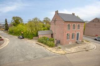 <strong>Waar geschiedenis en hedendaags comfort elkaar moeiteloos ontmoeten.</strong><br /><br />In het landelijke Wezeren schuilt achter deze woning uit 1918 een verrassend verhaal van verfijning en karakter. Wat ooit begon als een authentieke woonst, werd met uitzonderlijke zorg getransformeerd tot een stijlvolle thuis waar elk detail klopt. Geen standaardrenovatie, maar een doordachte herinterpretatie van het verleden.<br /><br />De leefruimte baadt in natuurlijk licht en ademt rust. Hoge plafonds en grote raampartijen versterken het ruimtelijk gevoel, terwijl het samenspel van hout, licht en zachte tinten zorgt voor een ingetogen luxe.<br /><br />Aansluitend bevindt zich de keuken, ruim opgezet en tot in de puntjes afgewerkt. Hier gaan esthetiek en functionaliteit moeiteloos hand in hand: een verfijnd werkblad, kwalitatieve toestellen en een indeling die uitnodigt tot lange, gezellige avonden tafelen.<br /><br />Praktisch comfort ontbreekt nergens. De royale bijkeuken met extra douche, de voormalige stal met gewelfd plafond en de polyvalente ruimte erboven bieden tal van mogelijkheden: van gastenverblijf tot praktijkruimte of charmante B&amp;B.<br /><br />Op de verdieping wordt dezelfde lijn doorgetrokken. Vier volwaardige slaapkamers en een ruime badkamer bieden comfort en rust, met als blikvanger een stijlvolle inloopdouche en zacht daglicht via de dakramen.<br /><br />De zolderverdieping, goed voor circa 80 m² extra ruimte, biedt alle vrijheid om verder in te vullen naar eigen wens.<br /><br />Buiten wacht een verzorgde tuin die privacy en groen combineert, aangevuld met een vrijstaande garage.<br /><br />De woning geniet van een uitstekende bereikbaarheid, met een gunstige ligging ten opzichte van de E40, het station van Landen, winkels, scholen en andere voorzieningen.<br /><br />Interesse? Mail naar laurens@immogve.be of bel naar 0496 07 89 48.