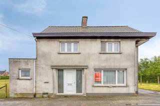 <p><span>Maison à rénover avec beau jardin à Asper.</span></p><p><span> </span></p><p><span>DESCRIPTION</span></p><p><span>La propriété comprend au rez-de-chaussée un salon, une cuisine, une salle à manger, une salle de bains et une véranda.</span></p><p><span>A l'étage, il y a 3 chambres.</span></p><p><span>La maison dispose également d'un grenier et d'un garage indépendant.</span></p><p><span>Le grand jardin est un atout supplémentaire de cette propriété.</span></p><p><span> </span></p><p><span>SITUATION</span></p><p><span>Située à proximité de l'arrêt de train et avec un accès rapide à la N60.</span></p><p><span> </span></p><p><span>PRATIQUE</span></p><p><span>Pour plus d'informations et/ou un rendez-vous, appelez Eefje d'Immo D'hondt 0498 88 88 89 ou envoyez un courriel à eefje@immodhondt.be</span></p><p><span> </span></p>