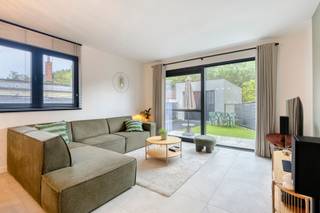 *** KIJKDAG ZATERDAG 19/09 tussen 9u30 en 12u30 *** OP AFSPRAAK *** Ontdek deze moderne halfopen BEN-nieuwbouwwoning, gebouwd in 2023, gelegen in Wichelen op een gunstige locatie nabij het station van Schellebelle. Dankzij het BEN-concept (Bijna-Energieneutraal) geniet u van een energiezuinige en comfortabele woonomgeving.
De woning beschikt over een aangename leefruimte, een praktische indeling en 3 slaapkamers, ideaal voor gezinnen of wie extra ruimte wenst als bureau of hobbykamer. De badkamer is uitgerust met een ligbad en toilet. De volledige woning wordt verwarmd via vloerverwarming, wat zorgt voor een aangenaam en gelijkmatig wooncomfort.
Buiten beschikt de woning over een kleine, onderhoudsvriendelijke tuin, perfect om in alle rust te genieten. Daarnaast is er een garage aanwezig, wat zorgt voor extra comfort en praktische bergruimte. Ook op vlak van energie en duurzaamheid is deze woning uitstekend uitgerust. Er zijn zonnepanelen voorzien en bovendien beschikt de woning over een ruime regenwaterput van 8.000l. Een energiezuinige, instapklare nieuwbouwwoning met hedendaags comfort, praktische voorzieningen en een uitstekende bereikbaarheid dankzij de nabijheid van het station van Schellebelle. Een ideale woning voor wie modern, energiezuinig en comfortabel wil wonen! Wenst u meer informatie of een bezoek? Stuur gerust een mail naar Louis@immoaccenta.be