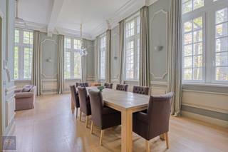 <strong>Exclusief en subliem gerenoveerd duplexappartement in het prestigieuze Groot Park te Lovenjoel</strong><br /><br />Graag stellen we u dit uitzonderlijke kasteelappartement voor, gelegen in het prestigieuze “Groot Park” te Lovenjoel, op slechts enkele kilometers van Leuven. Dit unieke domein van 25 hectare omvat monumentale gebouwen, prachtige parktuinen, het kasteel “De Spoelberch” (1750) en vormt een beschermd historisch erfgoed. Het appartement bevindt zich in een imposant neo-traditioneel gebouw uit de jaren ’20, vroeger de dokterswoning van de voormalige psychiatrische instelling “Salve Mater”. In 2009 werd het gebouw volledig en grondig gerenoveerd, met behoud van zijn authentieke grandeur en onderverdeeld in drie luxueuze appartementen.<br /><br />Het duplexappartement is gelegen op de eerste verdieping en combineert een recente, hoogwaardige afwerking met originele details zoals hoge plafonds, grote raampartijen, elegante moulures en een indrukwekkende trappenhal. Hierdoor geniet u van een bijzonder aangename lichtinval en een ruimtelijk gevoel in elke ruimte.<br /><br /><strong>Indeling</strong><br />De statige inkomhal met gastentoilet en vestiaire leidt naar de zeer ruime leefruimte (ca. 61 m²) met parketvloer. De vele ramen bieden een panoramisch zicht over de groene, landelijke omgeving. Eyecatchers zijn de ingebouwde boekenkast, de verfijnde Engelse landelijke afwerkingsstijl en de dimbare verlichting die zorgt voor extra sfeer. Aansluitend bevindt zich de comfortabele en luxueuze open keuken met kookeiland, eethoek en prachtig uitzicht op het park.<br /><br />Op de bovenverdieping vindt u een nachthal, twee slaapkamers, een dressing, een badkamer met ligbad én douche en een apart toilet. De dressing kan, indien gewenst, worden omgevormd tot een derde volwaardige slaapkamer.<br /><br />Verder beschikt het appartement over een aparte wasplaats op de tussenverdieping, een zolderruimte en een gemeenschappelijke kelder. Buiten geniet u van een mooie, aangelegde en ideaal georiënteerde privétuin én twee autostaanplaatsen.<br /><br />Dit appartement biedt een unieke combinatie van historisch karakter, hedendaags wooncomfort en een uitzonderlijke groene ligging.<br /><br /><strong>Benieuwd naar de indruk die dit prachtig appartement op u zal nalaten?</strong><br />Aarzel niet ons te contacteren voor meer informatie of een bezoek op afspraak: <strong>info@cdsimmo.be</strong> of <strong>016/62.01.05</strong>