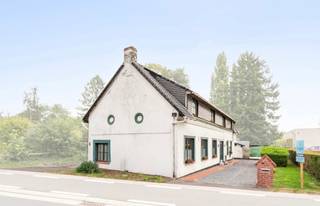 Fermette gelegen aan de rand van Ronse.Indeling : hall, wc, bureau, leefruimte-eetplaats met open haard, keuken, wasruimte-douche, dubbele...