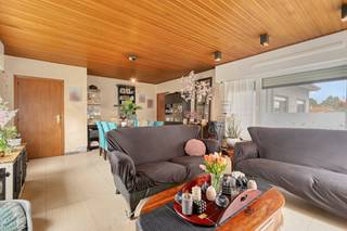 Dit verder te renoveren huis in Veldegem biedt een bewoonbare oppervlakte van maar liefst 241 m² op een uitgestrekt perceel van 931 m². Dit vastgoed is nu te koop en vormt de ideale basis voor wie een woning volledig naar eigen hand en smaak wil zetten. Dankzij de strategische ligging in Veldegem geniet u van een uitstekende bereikbaarheid richting de belangrijkste invalswegen, scholen en winkels, terwijl u thuis geniet van een oase van rust.<br /><br />De absolute troef van dit eigendom is zonder twijfel de grote, perfect georiënteerde tuin. Deze grenst rechtstreeks aan de achterliggende velden. <br /><br />Daarnaast zijn er al enkele cruciale, energiebewuste vernieuwingen uitgevoerd. De woning is namelijk al uitgerust met nieuw schrijnwerk, nieuwe leidingen en een lucht-lucht warmtepomp. <br /><br />De indeling van dit huis in Veldegem is als volgt:<br /><br />Gelijkvloers:<br />- Aparte inkomhal met gastentoilet<br />- Lichtrijke leefruimte<br />- Functionele, aparte keuken<br />- Eerste badkamer (momenteel nog in cascostaat, perfect om zelf naar wens in te richten)<br />- Drie volwaardige slaapkamers<br /><br />Eerste verdieping:<br />- Ruime nachthal<br />- Drie volwaardige slaapkamers<br />- Tweede, ingerichte badkamer<br /><br /><br />Dit pand is onderworpen aan de renovatieverplichting van de Vlaamse overheid voor residentiële gebouwen (behoudens bij sloop binnen 5 jaar na de aankoop). Consulteer voor meer informatie de website van het Vlaams Energie- en Klimaatagentschap via https://www.vlaanderen.be/een-woning-kopen/renovatieverplichting-voor-residentiele-gebouwen<br /><br />Bestuursmaatregelen in het maatregelenregister: nee