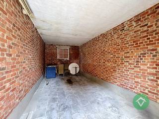 Deze garage is gelegen in het centrum van Roeselare en heeft een diepte van 7 m.Vrij 1/07/2026. Huurprijs 110 €/mnd...