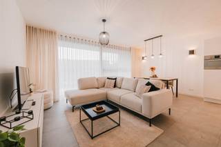 Instapklaar gelijkvloers appartement met privéterras, tuintje en parkeerplaats!<br /><br />Recent wooncomfort, een aangename buitenruimte en een uitstekende ligging in Wezemaal: dit bijzonder nette appartement uit 2021 heeft het allemaal. Winkels en scholen bevinden zich in de directe omgeving, net als het vernieuwde treinstation. De nabijheid van Leuven, de vlotte verbinding naar Aarschot en de E314 maken dit een ideale uitvalsbasis.<br /><br />Via de inkomhal met apart gastentoilet bereikt u de gezellige leefruimte met een volledig uitgeruste open keuken. Beide geven rechtstreeks uit op het privéterras met aansluitend een klein tuintje: een fijne plek om buiten te ontspannen en van het groen te genieten. Extra praktisch: via een poortje wandelt u rechtstreeks naar uw private buitenparkeerplaats, inbegrepen in de prijs.<br /><br />Het appartement beschikt verder over een ruime slaapkamer, een strak afgewerkte badkamer met inloopdouche en een afzonderlijke berging met wasfaciliteiten.<br /><br />Ook op energetisch vlak zit u goed: met EPC-label A, drie zonnepanelen en vloerverwarming combineert deze woning dagelijks comfort met energiezuinig wonen.<br /><br />Ontdek dit instapklare appartement tijdens een bezoek!<br /><br />Voor meer info of een vrijblijvende waardebepaling van uw eigendom: wouter.beckx@homixx.be of 016 199 349.