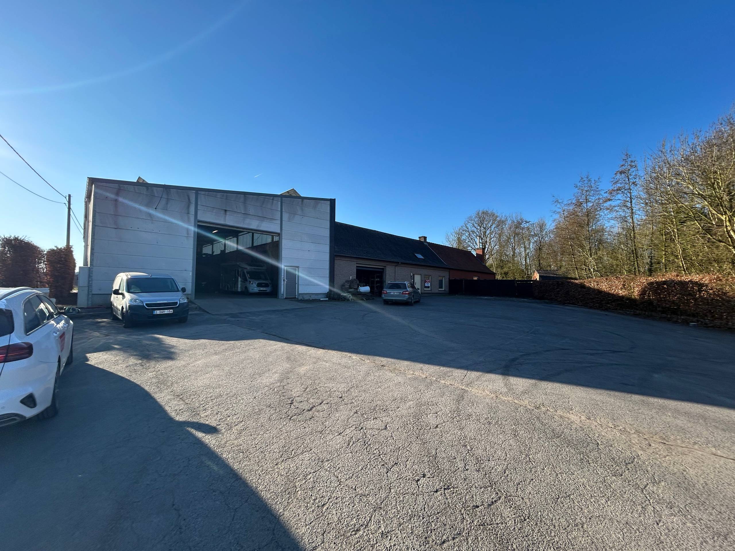 Woonst met loods (475 m²-nijverheidszone) en garage (160 m²) - foto 3