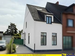 <strong>INSTAPKLARE HALFOPEN BEBOUWING</strong> met zuidgerichte oriëntatie in het <strong>HART VAN ZOTTEGEM</strong>. Deze <strong>CHARMANTE ENERGIEZUINIGE WONING</strong> combineert het comfort van een <strong>RUSTIGE, RESIDENTIËLE BUURT</strong> met de nabijheid van alle stadsvoorzieningen. Binnen geniet je van een <strong>AANGENAME LEEFRUIMTE MET AANPALENDE VERANDA</strong>, ingerichte keuken met bijkeuken/berging, gastentoilet en <strong>SLAAPKAMER MET ENSUITE BADKAMER</strong> op het gelijkvloers. Op de verdiepingen kan u nog een <strong>INGERICHTE BADKAMER EN 2 SLAAPKAMERS</strong> terugvinden. De zolderkamer kan u bereiken met een <strong>VASTE TRAP</strong>. De <strong>ZUIDGERICHTE TUIN</strong> vormt een heerlijke plek om tot rust te komen, perfect voor zonnige barbecues of een groene vingers-project. Dankzij de halfopen structuur geniet je van extra privacy én een <strong>PRAKTISCHE ZIJ-OPRIT NAAR DE GARAGE</strong>, handig voor een wagen, fietsen of tuinmateriaal. Scholen, winkels, station en openbaar vervoer bevinden zich <strong>OP WANDELAFSTAND</strong>, net als recreatieve voorzieningen en groene zones. Deze woning biedt een ideale balans tussen <strong>STADSLEVEN EN WOONCOMFORT</strong> in een aangename buurt.<br /><br />Adres: Ooststraat 43 te Zottegem<br /><br />Geen renovatieplicht; P-score: D, G-score: D