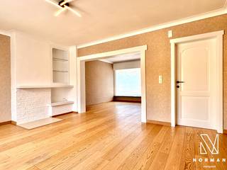 Deze charmante woning bevindt zich in een rustige buurt en biedt alle comfort.Bij het binnenkomen komt u in de inkomhal met gastentoilet. De...