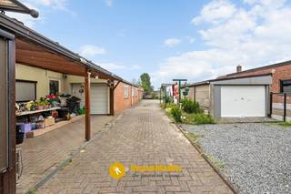 <strong>Woning met 4 garages, schuur en veel opslagruimte te koop in Wachtebeke – ideaal voor zelfstandige of investeerder!</strong><br /><br />Gelegen in de Ramonshoek 76 te Wachtebeke, vindt u deze woning met twee slaapkamers, meerdere garages, een ruime schuur en een perceel van 728 m². Deze eigendom biedt tal van mogelijkheden en is ideaal voor wie op zoek is naar veel opslagruimte of voor een zelfstandige activiteit aan huis.<br /><br />Anderzijds is de woning momenteel verhuurd, wat ze ook interessant maakt als opbrengsteigendom voor investeerders.<br /><br /><strong>Troeven:</strong><br />- Grondoppervlakte van 728 m²<br />- 2 volwaardige slaapkamers<br />- 1 dubbele garage en 2 afzonderlijke garages<br />- Extra garage (lage poorthoogte) geschikt als berging/opslagruimte<br />- Ruime schuur van 89 m² – ideaal als atelier of extra opslag<br />- Ideaal voor zelfstandigen of hobby met ruimtebehoefte<br />- Interessante investering – momenteel verhuurd<br /><br /><strong>Indeling:</strong><br />De woning beschikt over een inkomhal, leefruimte, keuken, badkamer, twee slaapkamers en een kelderruimte. Buiten bevinden zich een dubbele garage, twee aparte garages, een extra lage garage die perfect als berging kan worden benut, en een grote schuur van 89 m².<br /><br />De ruime buitenruimte en de verschillende bijgebouwen maken dit pand bijzonder geschikt voor wie veel opslagruimte nodig heeft, zoals zelfstandigen, hobbyisten of verzamelaars.<br /><br />Let op: door de EPC F-score is renovatie verplicht na aankoop.<br /><br />Contacteer ons via 0492 97 47 00 of mail naar nathalie@immomamo.be om uw afspraak in te plannen.
