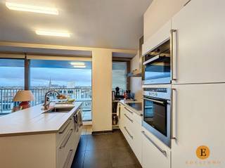 Modern wonen op een boogscheut van de Grote Markt.Luxueus zeer ruim appartement gelegen op de 5de verdieping met ruime lift combineert stijl, comfort...