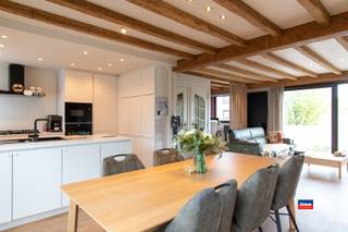 <p><span>HOBOKEN (POLDERSTAD) | INSTAPKLARE HALFOPEN BEL-ETAGE | MET VIER SLAAPKAMERS, OPRIT EN TUIN OP EEN TOTALE GRONDOPPERVLAKTE VAN 299m² | EPC C</span></p><p><span>Indeling als volgt: gelijkvloers: oprit voor drie wagens - inkomhal - gastentoilet - grote slaapkamer (20m²) met zicht op tuin - inpandige garage met automatische sectionaal poort en aansluiting wasmachine en droogkast - grote tuin en extra tuinhuis naast de woning.</span></p><p><span>Eerste verdieping: lichtrijke leefruimte met airco - open, volledig geïnstalleerde keuken - ruim terras (18m²). </span></p><p><span>Tweede verdieping: traphal - technische ruimte - vernieuwde badkamer met ligbad/douche, lavabo en toilet - drie slaapkamers (14,4m², 11,5m² en 5m²).</span></p><p><span> </span></p><p><span>Troeven:</span></p><ul><li><span>badkamer gerenoveerd in 2018</span></li><li><span>keuken gerenoveerd in 2020</span></li><li><span>Elektriciteit conform</span></li><li><span>Asbestveilig</span></li><li><span>EPC-C (206 kWh/m²)</span></li><li><span>Airco (warm/koud) in de woonkamer</span></li></ul><p><span> </span></p><p><span>Deze woning is uitstekend gelegen in een rustige, kindvriendelijke en groene omgeving en bovendien op wandelafstand van het centrum, speeltuin, sportinfrastructuur en natuurgebied.</span></p><p><span>Het openbaar vervoer of zelfs de trein brengt je zo in ‘t Stad, maar ook met de (elektrische) fiets ben je via de mooi aangelegde fietspaden langsheen de Schelde zo op de Grote Markt. </span></p><p><span>Deze woning ligt immers op het kruispunt van verschillende autosnelwegen zodat steden als Brussel en Gent gemakkelijk bereikbaar zijn.</span></p><p><span> </span></p>