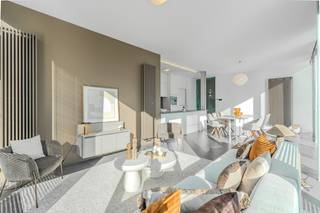 Ontdek dit unique instapklaar 2-slaapkamerappartement op de residentiële site van het voormalige Militair Hospitaal te Oostende. Een exclusieve woonomgeving, omringd door natuur en de rust , op een boogscheut van zee en strand. Het appartement beschikt over twee ruime slaapkamers, waarvan één met aansluitende dressing of mogelijkheid tot het creëren van een derde slaapkamer of bureau. De ruime woonkamer met hoge plafonds en grote raampartijen sluit naadloos aan op de open, volledig ingerichte keuken met praktische berging. Zuidgerichte tuin met zonneterras. Er is een private kelder en de mogelijkheid om een garagebox bij aan te kopen. Hier woont u in een oase van rust aan de rand van de stad, langs een prachtige 10 km lange duinengordel. Ideaal voor wie houdt van ruimte, natuur en comfort dicht bij zee.