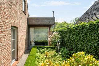 Bent u op zoek naar een ruime gezinswoning in Wielsbeke met een rustige ligging, grote tuin en vlotte bereikbaarheid? Dan is deze instapklare woning precies wat u zoekt.Gelegen in een doodlopende straat geniet u hier van maximale rust en privacy, terwijl winkels, bakker, slager en andere voorzieningen zich op wandelafstand bevinden. Bovendien bereikt u het centrum van Waregem in slechts enkele minuten.Op een perceel van 1.087 m² en met een bewoonbare oppervlakte van 332 m² biedt deze woning alle ruimte voor het hele gezin. De lichtrijke woonkamer sluit aan op een tweede gezellige leefruimte met een prachtig uitzicht op de aangelegde tuin. De volledig uitgeruste keuken, royale leefruimtes en dubbele garage zorgen voor optimaal wooncomfort.Op de eerste verdieping bevinden zich 3 ruime slaapkamers en een stijlvolle badkamer. De praktische zolder biedt extra bergruimte of kan verder ingericht worden volgens uw wensen.De fraai aangelegde, groene tuin vormt een absolute meerwaarde en is de ideale plek om in alle rust van het buitenleven te genieten.Troeven: perceel van 1.087 m², 332 m² bewoonbare oppervlakte, dubbele garage, lichtrijke leefruimtes, verzorgde afwerking, rustige ligging en uitstekende bereikbaarheid richting Waregem.Een ideale woning voor wie op zoek is naar ruimte, comfort en een groene woonomgeving.Vanafprijs: 585.000 euroInteresse? Contacteer Immo Beguin via luna@immobeguin.be voor meer informatie of een bezoek.