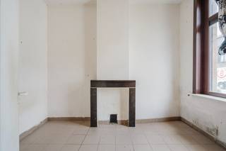 Deze <strong>solide rijwoning </strong>is gelegen in de <strong>Meensesteenweg 39 </strong>te <strong>Kortrijk </strong>en biedt een uitstekende basis voor een grondige renovatie naar eigen smaak, op een <strong>goed bereikbare locatie </strong>nabij winkels, scholen en belangrijke verbindingswegen én biedt <strong>tal van mogelijkheden </strong>voor wie op zoek is naar een renovatieproject met potentieel!<br /><br />Op het <strong>gelijkvloers </strong>vindt u een inkomhal, een <strong>voorplaats </strong>op vandaag gebruikt als berging (ook bruikbaar als bureau) en een <strong>living </strong>met eet- en zithoek die aansluit op de <strong>keuken</strong>. Achter de keuken bevindt zich de <strong>badkamer </strong>met douche, lavabo en toilet.<br /><br />Op de <strong>eerste verdieping </strong>bevinden zich <strong>twee slaapkamers</strong>. De <strong>tweede verdieping </strong>brengt ons naar een derde slaapkamer en een praktische berging. Een <strong>kelder </strong>en een gezellige <strong>koer </strong>aan de achterzijde maken het geheel compleet.<br /><br />Interesse in deze woning?<br />Contacteer <br />Yorben 0468 188 061 of <u><strong>yorben@dekeyser.immo</strong></u><br />Matthis 0477 804 350 of <u><strong>matthis@dekeyser.immo</strong></u>