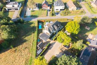 Voor verdere info of een vrijblijvende waardebepaling van uw eigendom: jordi.broes@homixx.be of 016 199 340.<br /><br />In een rustige en residentiële wijk aan de Oude Kasteellaan, één van de meest gegeerde straten van Bonheiden, bieden wij u met trots deze exclusieve open bebouwing aan. <br />De bijzonder aangename en fietsvriendelijke ligging combineert rust en groen met een uitstekende bereikbaarheid. <br />Het centrum van Bonheiden, Berentrode, de Krankhoeve, Tennisclub BTK en KV Bonheiden bevinden zich allemaal vlakbij.<br />Deze uitstekend afgewerkte woning is gelegen op een perceel van 660 m² met een bewoonbare oppervlakte van 198 m² en biedt een perfecte combinatie van ruimte, comfort en volledige privacy.<br /><br />Bij het betreden van de woning valt meteen het aangename licht en ruimtegevoel op. <br />De royale leefruimte met gezellige gashaard sluit naadloos aan op de moderne, volledig uitgeruste open keuken – de ideale plek voor wie houdt van koken en gezellig samenzijn. <br />Momenteel heeft de woning 3 ruime slaapkamers met bovendien de mogelijkheid om dit uit te breiden naar nog meer slaapkamers. <br />Een unieke extra troef is de tweede volwaardige woonunit in het huis, uitgerust met een tweede badkamer en een tweede keuken. <br />Deze ruimte kan perfect dienen als zorgwoning, kangoeroewoning, vrij beroeper of een zelfstandige. <br />Voor het 2de woongedeelte is er ook een traplift aanwezig die leidt naar de slaapkamer (met toilet).<br />In totaal beschikt het pand ook nog over 2 badkamers, 4 toiletten, een praktische dressing met ingemaakte kasten en een handige berging/wasplaats.<br /><br />Buiten geniet u in alle rust van de prachtig aangelegde zuidgerichte tuin zonder enige inkijk, wat zorgt voor 100% privacy. <br />Het terras en het uitnodigende zwembad – voorzien van een energiezuinige warmtepomp, filter en afdekcover – bieden u het ultieme vakantiegevoel in eigen tuin. <br />Het terrein is volledig afgesloten en toegankelijk via een automatische poort. <br />Parkeergelegenheid is ruimschoots aanwezig dankzij een grote carport met 2 staanplaatsen, een extra buitenparking op het domein én meerdere parkeermogelijkheden in de straat.<br /><br />Ook op technisch vlak is deze woning uitstekend uitgerust: een modern ventilatiesysteem type D, een regenwaterput van 9000 liter aangesloten op meerdere wc's en buitenkranen, een conforme elektriciteitsinstallatie, meerdere lucht-luchtwarmtepompen, 26 zonnepanelen, en een alarminstallatie garanderen een zorgeloos, veilig en comfortabel woongevoel.<br /><br />Qua roerende goederen zijn er ook veel zaken die potentieel kunnen blijven staan.<br /><br />Tot snel voor een bezoek aan de woning!