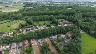 We verwelkomen je op een toplocatie in Hingene. Deze bouwgrond is ideaal gelegen voor wie een woning naar eigen smaak wenst op te richten in alle rust en natuur - uitgestrekte velden maken dit een bijzonder aantrekkelijke plek om te wonen.<br /><br />De bouwgrond heeft een oppervlakte van 1.920 m² en is geschikt voor een open bebouwing. De breedte van de te bouwen woning bedraagt 13,46 meter.<br /><br />Het is toegestaan om een bijgebouw te plaatsen van max 150m².<br /><br />De grond geniet van een zuidwest oriëntatie.<br /><br />Heb je interesse in deze bouwgrond?<br />Contacteer ons gerust via yordi@julimmo.be of 0473 76 18 07.