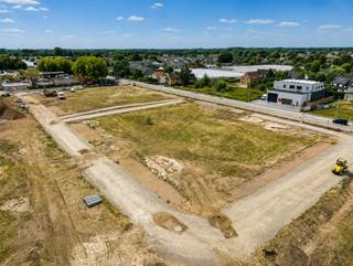 <strong><u>WERKEN ZIJN GESTART - REEDS 40 % VERKOCHT!!</u></strong> <br /><br />Dit nieuw te ontwikkelen KMO-project omvat <strong>16 moderne KMO-units</strong> met oppervlaktes van <strong>235 tot 426 m²</strong>, die desgewenst <strong>samengevoegd kunnen worden tot grotere entiteiten</strong>. Het project is gelegen in <strong>Moerbeke</strong>, op slechts <strong>4 km van de E34-verbinding Antwerpen – Zelzate – Maldegem – Knokke</strong>, en geniet van een uitstekende bereikbaarheid.<br />Elke loods wordt uitgevoerd met hoogwaardige materialen.<br /><br />De constructie bestaat uit een <strong>staalstructuur met betonnen wanden en sandwichpanelen</strong>, een <strong>polybetonvloer</strong>, een <strong>automatische sectionaalpoort</strong> en een <strong>lichtstraat</strong> voor natuurlijke lichtinval. De nutsvoorzieningen zoals <strong>elektriciteit, stadswater en internetbekabeling</strong> worden tot in de unit binnengebracht. Daarnaast is elke unit voorzien van een <strong>regenwaterput van 5.000 liter</strong>, zijn <strong>afvoeren voor een toilet</strong> voorzien en worden de <strong>brandvoorzieningen deels door de verkoper aangelegd</strong>. De <strong>binnenhoogte bedraagt ca. 6,8 tot 7 meter</strong>.<br />De site biedt bovendien <strong>uitstekende toegankelijkheid en ruime manoeuvreermogelijkheden</strong>.<br /><br /><strong>Unit C2</strong>
<ul>
	<li><span>oppervlakte: <strong>ca. 288 m²</strong></span></li>
	<li><span>prijs: <strong>€ 403.000</strong></span></li>
	<li><span>exclusief <strong>2 privatieve parkeerplaatsen </strong>aan 5.000 €/parkeerplaats en nutsvoorzieningen</span></li>
</ul>
<strong>Meer info</strong> via e-mail of telefonisch op <strong>0475 32 51 89</strong>.