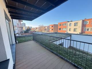 Energiezuinig gerenoveerd appartement met terras op centrale ligging in Merksem. E-peil: 52Indeling:Inkom: +/- 4m², laminaat.Apart toiletLiving: +/-...