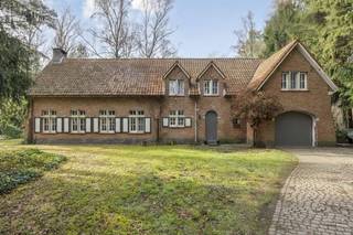Deze karakteristieke villa tussen Lichtaart en Herentals werd in 2023 stijlvol gerenoveerd. Gelegen op een royaal perceel van 33 are, geniet je...