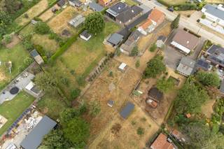 <strong>Te renoveren woning op gunstige ligging op mooi perceel van 1.519 m² (Zuid)</strong><br /><br /><strong>Zeer gunstig gelegen</strong> woning/perceel in een rustige straat, in de nabijheid van het natuurpark "Hof van Vosselaar", openbaar vervoer, scholen en winkels. En met een vlotte bereikbaarheid naar omliggende gemeenten en de autosnelweg E34.<br /><br />Het gaat om een <strong>mooi perceel van 1.519 m² op het Zuiden</strong> met een straatbreedte van +/- 15 meter. En een diepe tuin met mooi zicht achteraan. De grond loopt achteraan breder uit. <br /><br />Deze woning is volledig te renoveren, te verbouwen of volledig opnieuw te bouwen tegen 6 % BTW.<br /><br />Zij bestaat uit een inkomhal, woonkamer, eetkamer, keukenplaats, douchekamer, wasplaats, veranda en 3 slaapkamers op de eerste verdieping en een kelder. Verder een zolder, garage en heel wat aanhorigheden.<br /><br />Renovatieplicht van toepassing. <br /><br />Voor een bezoek ter plaatse contacteer ons via 014 70 73 23 of info@dilegno.immo