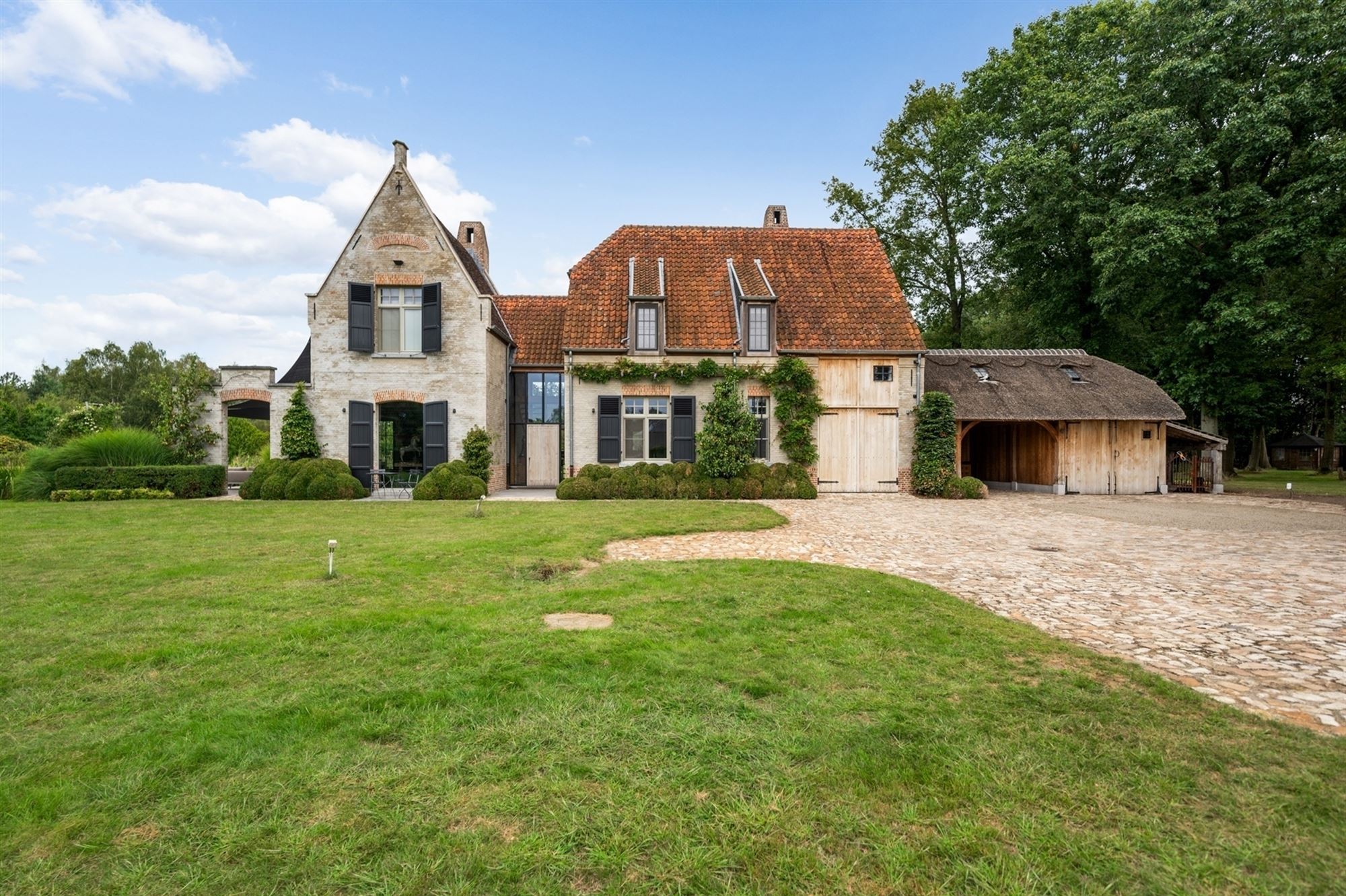 Exclusive villa with very high quality finishes - photo 5