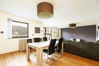 Een lichtrijk appartement waar je je meteen thuis voelt: op een boogscheut van het centrum van Stabroek, in een verzorgd gebouw van 2004 mét lift, vind je dit verrassend ruime en warme appartement op de eerste verdieping in een Residentie. Geen anonieme plek, maar een écht thuis waar licht, rust en comfort samenkomen.
Je komt binnen via een nette inkomhal met glazen deur, een eerste glimp van de open, uitnodigende sfeer die doorheen het hele appartement voelbaar is. De leefruimte baadt van ’s morgens tot ’s avonds in natuurlijk licht en is afgewerkt met een prachtige parketvloer die meteen warmte en elegantie uitstraalt.
De open keuken vormt het hart van de ruimte: ideaal voor wie graag kookt, ontvangt of simpelweg leeft met zicht op alles wat gebeurt. Aansluitend is er een praktische berging met aansluiting voor wasmachine, netjes uit het zicht.
Verder telt het appartement twee ruime slaapkamers, perfect voor een gezin, een thuiswerkplek of een hobbykamer. De moderne badkamer met inloopdouche, dubbele lavabo en spiegelkast is ruim en geeft je voldoende me-time. Het apart toilet maakt het comfort compleet.
Ook beneden is aan alles gedacht: een gemeenschappelijke fietsenstalling en een handige ruimte voor het vuilnis, zodat het gebouw verzorgd en praktisch blijft voor iedereen.

Waarom dit appartement je volgende thuis kan zijn:
•	Heerlijk lichtrijk en instapklaar
•	Bouwjaar 2004, mét lift
•	Energiezuinig en individueel bemeterd
•	Topligging nabij winkels, openbaar vervoer, scholen en autostrade
•	Twee volwaardige slaapkamers
•	Warme, uitnodigende leefruimte met parketvloer

Dit appartement is ideaal voor wie centraal wil wonen zonder in te boeten aan ruimte, comfort of rust. Zie jij jezelf hier al wonen? Neem vandaag nog contact op voor een bezoek: 03 568 03 03 of lauren@vastgoed03.be.
