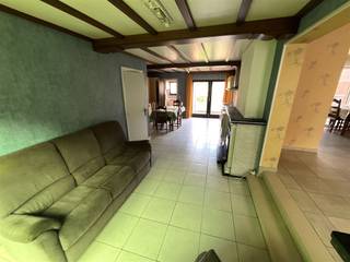 Ontdek deze ruime woning, ideaal voor wie op zoek is naar een project met potentieel. Met een bewoonbare oppervlakte van 296m² en een perceeloppervlakte van 370m², biedt deze woning talloze mogelijkheden voor renovatie en personalisatie. Bij binnenkomst wordt u verwelkomd in de inkomhal die leidt naar een open leefruimte, ideaal voor een eetkamer of een gezellige zithoek. De keuken is functioneel en voorzien van alle noodzakelijke aansluitingen. De woning beschikt over meerdere ruimtes die naar eigen wens kunnen worden ingedeeld, waardoor u de mogelijkheid heeft om een aantal slaapkamers en badkamers naar uw behoeften te ontwerpen. Aan de achterzijde bevindt zich een zonnig terras dat uitkijkt op een onderhoudsvriendelijke tuin, een geweldige plek voor ontspanning en buitenactiviteiten. De kelder biedt extra opslagruimte, 1ste berging van € 16m² en een 2de berging van 13m². De garages geven een gezamelijke oppervlakte van 45m². Dit pand is gelegen in een rustige straat en toch nabij alle essentiële voorzieningen en openbaar vervoer. Een unieke kans om van dit pand een droomhuis te maken. Aarzel niet en plan vandaag nog uw bezichtiging!