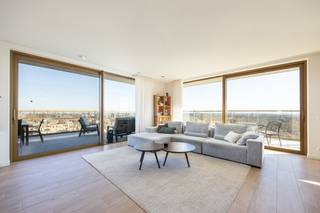 Uitzonderlijk appartement met royale terrassen, rustig gelegen in een nieuwbouw. Hier geniet u ten volle van een overvloedige lichtinval, grote raampartijen en weidse zichten op de natuur, het Galgenweel of de skyline van Antwerpen. <br /><br />Gesitueerd op enkele minuten van het centrum van Antwerpen te Linkeroever nabij het openbaar vervoer en de belangrijke invalswegen.<br /><br />Indeling:  Hal met gastentoilet voorzien van handenwasser. Royale leefruimte met een volledig geïnstalleerde open keuken, groot zuidwest-georiënteerd zonneterras van ca. 30m2 over de gehele breedte van het appartement met windschermen. <br /><br />Via de nachthal toegang tot de ruime masterbedroom met mooie zichten op het groen. Ingerichte badkamer voorzien van ligbad, dubbele wastafel en tweede toilet. Tweede slaapkamer met eigen badkamer, voorzien van wastafel en douche. Verder een ruime derde slaapkamer. Alle slaapkamers bieden bovendien ook toegang tot het tweede oost -georiënteerd terras van ca. 26 m2 . Tot slot is er een ruime berging met aansluiting voor was- en droogautomaat.<br /><br />Extra kelderberging op de -1 genummerd B-1.08. <br /><br />Autostaanplaats ondergronds mogelijks mee te huren aan 100 EUR per maand met nummer P-2.24.<br /><br />Troeven: <br />- Recent gebouw<br />- Voorziening van lichtarmaturen en gordijnenrails <br />- fitness mogelijkheden aanwezig in het gebouw