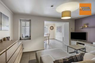 <p><span> </span></p><p><span>Ontdek dit unieke vastgoedaanbod dat perfect inspeelt op de wensen van zowel investeerders als particulieren. Deze eigendom op een perceel van 4a33ca verenigt rendement, flexibiliteit en wooncomfort, met een onmiddellijk opbrengstpotentieel.</span></p><p><span> </span></p><p><span>Het geheel bestaat uit twee volledig instapklare appartementen, een ruime hangar en twee privatieve buitenstaanplaatsen. Daarnaast leent de eigendom zich uitstekend tot </span><span>kangoeroewonen</span><span>.</span></p><p><span> </span></p><p><span>Beide wooneenheden genieten van veel natuurlijk licht en bieden een aangenaam wooncomfort. Een absolute meerwaarde zijn de twee uitzonderlijk ruime terrassen met zuidwestoriëntatie.</span></p><p><span> </span></p><p><span>Gelijkvloers appartement (1 slaapkamer)</span></p><p><span>Een lichtrijke leefruimte met open keuken (40m²)</span></p><p><span>Eén comfortabele slaapkamer (12m²)</span></p><p><span>Badkamer met badkamermeubel en douche </span></p><p><span>Twee toiletten </span></p><p><span>Een ruime berging </span></p><p><span>Een groot terras, ideaal om in alle rust te ontspannen (42m²)</span></p><p><span> </span></p><p><span>Duplex appartement (3 slaapkamers) – eerste verdieping</span></p><p><span>Drie volwaardige slaapkamers (8m², 13m² en 14m²)</span></p><p><span>Een ruime leefruimte met open keuken (45m²)</span></p><p><span>Een praktische berging </span></p><p><span>Een groot terras (35m²)</span></p><p><span>Badkamer met badkamermeubel, bad/douche en toilet </span></p><p><span>Apart toilet </span></p><p><span>Zolderruimte voor extra opslag </span></p><p><span> </span></p><p><span>Ruime hangaar (30m²) met aparte meterkast </span></p><p><span> </span></p><p><span>Twee privatieve buitenstaanplaatsen</span></p><p><span> </span></p><p><span>Interesse?</span><span> Neem vandaag nog contact op voor meer informatie of een bezoek.<br /><br /></span></p><p><span> </span></p><p><span> </span></p><p><span> </span></p>