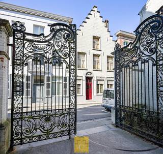 Historisch pand op een mooie locatie, rechtover de ingang van het Sebrechtspark, een groene long in de binnenstad weg van alle toeristische...