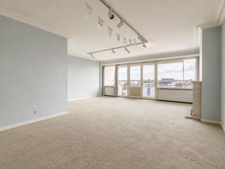 Ontdek dit ruime hoekappartement te koop in Anderlecht, gelegen op de 7e verdieping van een residentieel gebouw. Dankzij de hoge ligging en de open zichten geniet u hier van een uitzonderlijk gevoel van licht en ruimte. Een interessante opportuniteit voor wie op zoek is naar een eigendom met potentieel op een centrale locatie in Anderlecht.<br /><br />Dit appartement biedt een aangename indeling met een ruime leefruimte die baadt in natuurlijk licht dankzij de grote raampartijen. De keuken, badkamer en verdere afwerking bieden de mogelijkheid om het appartement volledig naar eigen smaak en stijl te renoveren. Verder beschikt de woonst over twee slaapkamers.<br /><br />Het zuidgeoriënteerde terras zonder inkijk vormt een absolute meerwaarde en laat u in alle rust genieten van het uitzicht. De garagebox is verplicht mee aan te kopen aan €25.000.<br /><br />De ligging in Anderlecht combineert een vlotte bereikbaarheid met de nabijheid van winkels, openbaar vervoer en dagelijkse faciliteiten. Dankzij de renovatiemogelijkheden en de sterke locatie vormt dit appartement een interessante investering of toekomstige gezinswoning.<br /><br />Het appartement is verhuurd.<br /><br />Neem vandaag nog contact op en plan uw bezoek in.<br /><br />Denk je eraan om je woning in Anderlecht te verkopen? Neem vrijblijvend contact op met Mathias van Immo Francois in Brussel voor een gratis schatting via meire@immofrancois.be.<br /><br />De getoonde inrichting is een AI-gegenereerde visualisatie ter illustratie.<br /><br />
