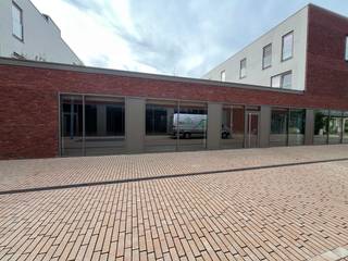 Dit commerciële pand van 162 m² betreft een open space met glazen vitrine. Dankzij de casco-oplevering heeft u de flexibiliteit om de ruimte...