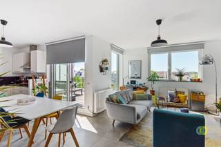 <p><span>Ontdek dit moderne éénslaapkamer appartement, rustig gelegen in een aangename straat vlak bij het centrum van Vilvoorde. Het appartement bevindt zich op de bovenste verdieping van een recent gebouw uit 2018 en voldoet dankzij de moderne bouwtechnieken aan alle hedendaagse comfortnormen.</span></p><p><span>Via de inkomhal bereikt u de verschillende ruimtes. De slaapkamer bevindt zich aan de voorzijde van het gebouw. Dankzij de bijzondere indeling, waarbij het gebouw naar achteren uitloopt, geniet de slaapkamer van een aangename tussenruimte die zorgt voor extra privacy. Hier bevind zich ook de badkamer voorzien van bad-douche combinatie.</span></p><p><span>Verder beschikt het appartement over een apart toilet en een ruime leefruimte van maar liefst 40 m². Deze bestaat uit een woonkamer van 24 m², een aangename eetruimte van 7 m² en een volledig ingerichte keuken van 9,1 m². Dankzij de open en logische indeling geniet u hier van een aangenaam gevoel van ruimte en licht.</span></p><p><span>Vanuit de leefruimte heeft u rechtstreeks toegang tot het ruime terras van maar liefst 14 m², gelegen aan de rustige achterzijde van het gebouw. De ideale plek om te genieten van een zonnige ochtend of een ontspannen avond.<br />Als extra troef beschikt het appartement over een privatieve staanplaats en een afzonderlijke kelderberging, wat zorgt voor extra comfort en opslagruimte. Een modern en comfortabel appartement met een uitstekende ligging, ruim terras en parkeermogelijkheid. Ideaal voor starters, alleenstaanden of investeerders.</span></p><p><span> </span></p><p><span> </span></p><p><span> </span></p><p><span> </span></p>