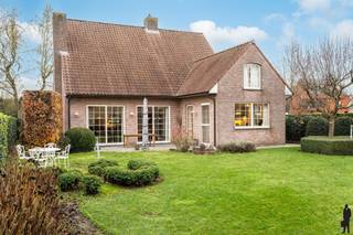 Vrijstaande woning met 3 slpk. in een doodlopende straat in het centrum van Hoogstraten.INDELINGGelijkvloerse verdieping:- Inkomhal met gastentoilet-...