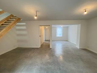 Deze woning in het landelijke Nieuwkerke nabij lokale handelaars en scholen, openbaar vervoer enz. <br />De woning is voorzien van een inkomhal met toilet en berging voor eventuele fietsen, daarna komen we toe in de leef- en eetkamer met aansluitend de keuken, een wasruimte en de badkamer. Verder is er een gezellig terras aanwezig waarvan zelfs een stukje overdekt is alsook een zeer ruime tuin. <br />Op de eerste verdieping vinden we 3 slaapkamers en een apart toilet terug. <br /><br />De woning is beschikbaar vanaf 01/11/2026.<br /><br />Indeling: <br />Inkomhal (3,9m²) - bergruimte (4,6m²) - toilet - leefruimte en eetkamer (30m²) - keuken (16m²) - wasruimte (4,4m²) - badkamer (6,3m²) - slpk1 (9,9m²) - slpk2 (11,3m²) - slpk3 (12,25m²)
